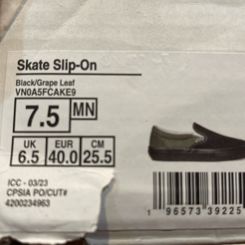 Vans Men’s Skate Slip-On Black/Grape Leaf
VN0A5FCAKE9
Sneakers - Picture 15 of 16